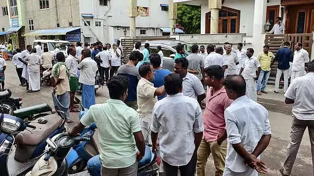 भ्रष्टाचार निरोधक पुलिस ने पनरुति में पूर्व AIADMK विधायक के घर पर छापा मारा भ्रष्टाचार निरोधक पुलिस ने पनरुति में पूर्व AIADMK विधायक के घर पर छापा मारा