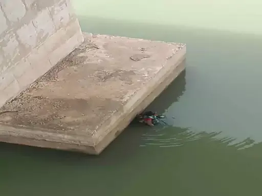 महानदी पुल से सुसाइड की कोशिश, महिला को समय रहते बचाया गया महानदी पुल से सुसाइड की कोशिश, महिला को समय रहते बचाया गया
