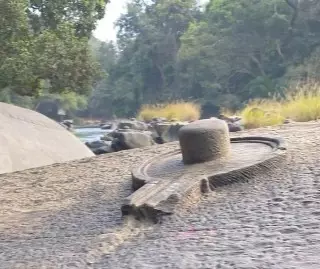 नदी की धारा के मध्य जहां एक साथ हजारों शिवलिंग मौजूद, पानी का स्तर कम होते ही देते हैं महादेव भक्तों को दर्शन नदी की धारा के मध्य जहां एक साथ हजारों शिवलिंग मौजूद, पानी का स्तर कम होते ही देते हैं महादेव भक्तों को दर्शन