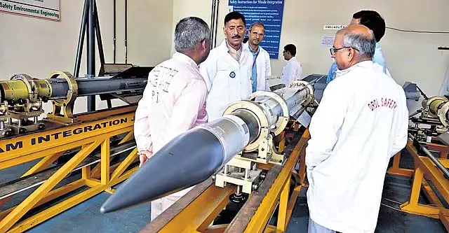 रक्षा राज्य मंत्री ने उन्नत मिसाइल प्रणाली के लिए DRDL के वैज्ञानिकों की सराहना की रक्षा राज्य मंत्री ने उन्नत मिसाइल प्रणाली के लिए DRDL के वैज्ञानिकों की सराहना की