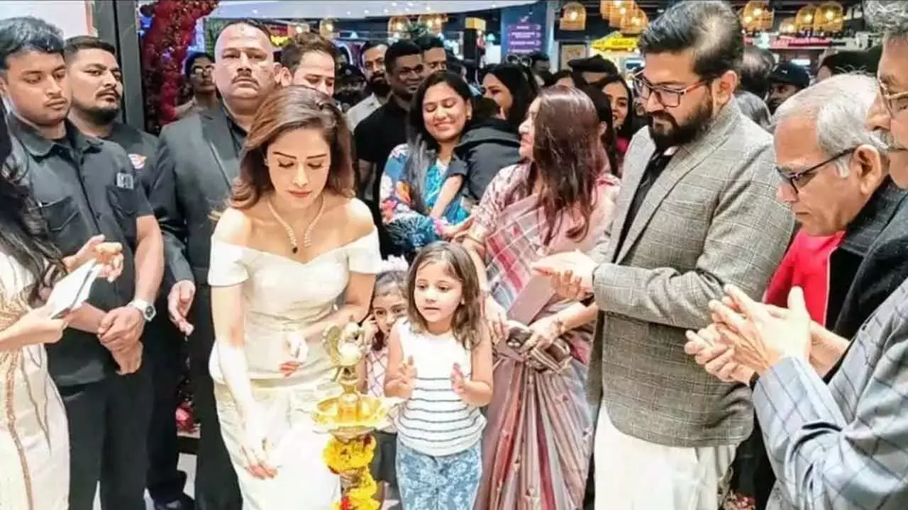 Karnataka: नुसरत भरुचा ने स्टोर का उद्घाटन किया Karnataka: नुसरत भरुचा ने स्टोर का उद्घाटन किया