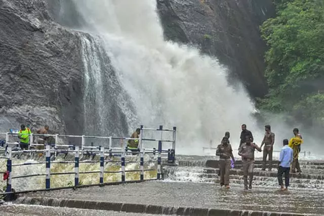Tamil Nadu: लोगों को कोर्टाला झरने में स्नान करने से मना किया गया है Tamil Nadu: लोगों को कोर्टाला झरने में स्नान करने से मना किया गया है