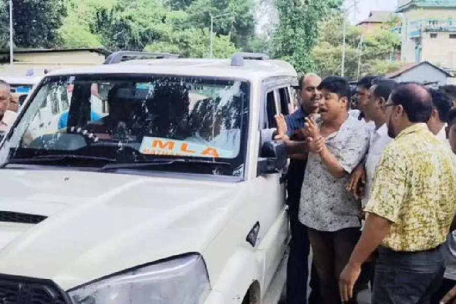 Cooch Behar में भाजपा विधायक की कार पर हमला, तृणमूल कांग्रेस कार्यकर्ताओं पर उंगली Cooch Behar में भाजपा विधायक की कार पर हमला, तृणमूल कांग्रेस कार्यकर्ताओं पर उंगली