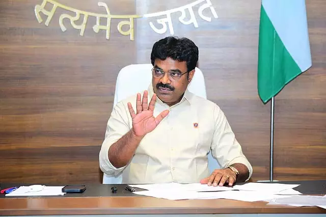 बापटला कलेक्टर ने Andhra के 87 किसानों को 102 एकड़ जमीन का स्वामित्व वापस दिलाया बापटला कलेक्टर ने Andhra के 87 किसानों को 102 एकड़ जमीन का स्वामित्व वापस दिलाया