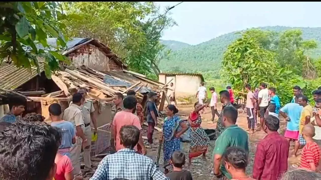 Odisha : एक व्यक्ति ने अपने साथी ग्रामीण का गला रेतकर हत्या करने के बाद आत्मसमर्पण कर दिया Odisha : एक व्यक्ति ने अपने साथी ग्रामीण का गला रेतकर हत्या करने के बाद आत्मसमर्पण कर दिया