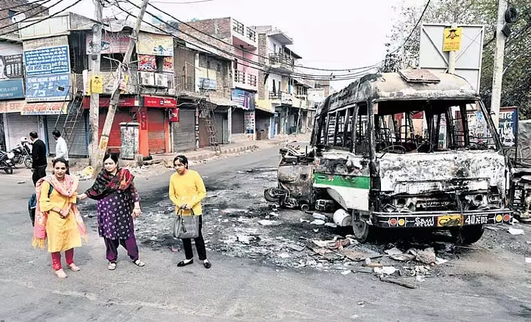 दंगों में मौत: दिल्ली HC ने पुलिस से याचिका पर जवाब मांगा दंगों में मौत: दिल्ली HC ने पुलिस से याचिका पर जवाब मांगा