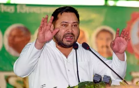 तेजस्वी यादव का केंद्र सरकार पर तंज, गाने के जरिए साधा निशाना तेजस्वी यादव का केंद्र सरकार पर तंज, गाने के जरिए साधा निशाना