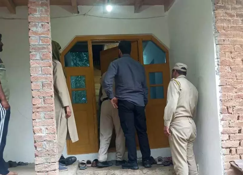 सीआईके ने आतंकी मामले में कश्मीर में 10 जगहों पर छापे मारे सीआईके ने आतंकी मामले में कश्मीर में 10 जगहों पर छापे मारे