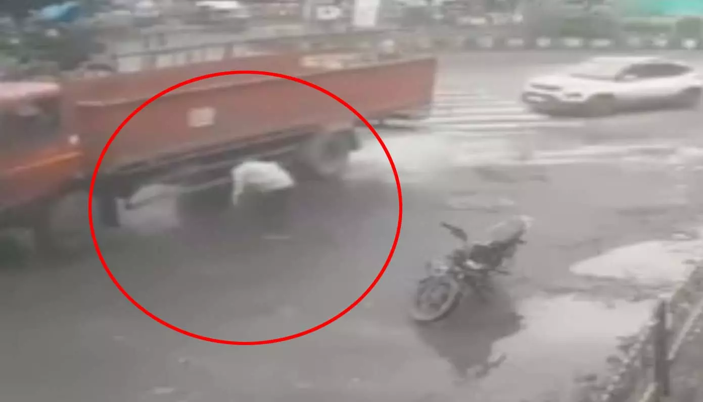 आत्महत्या LIVE वीडियो...CCTV फुटेज देख कांप उठे लोग आत्महत्या LIVE वीडियो...CCTV फुटेज देख कांप उठे लोग
