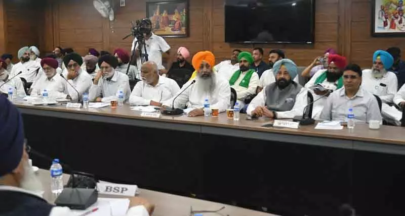 Punjab: आप को झटका, सभी विपक्षी दलों ने एसकेएम का समर्थन किया Punjab: आप को झटका, सभी विपक्षी दलों ने एसकेएम का समर्थन किया