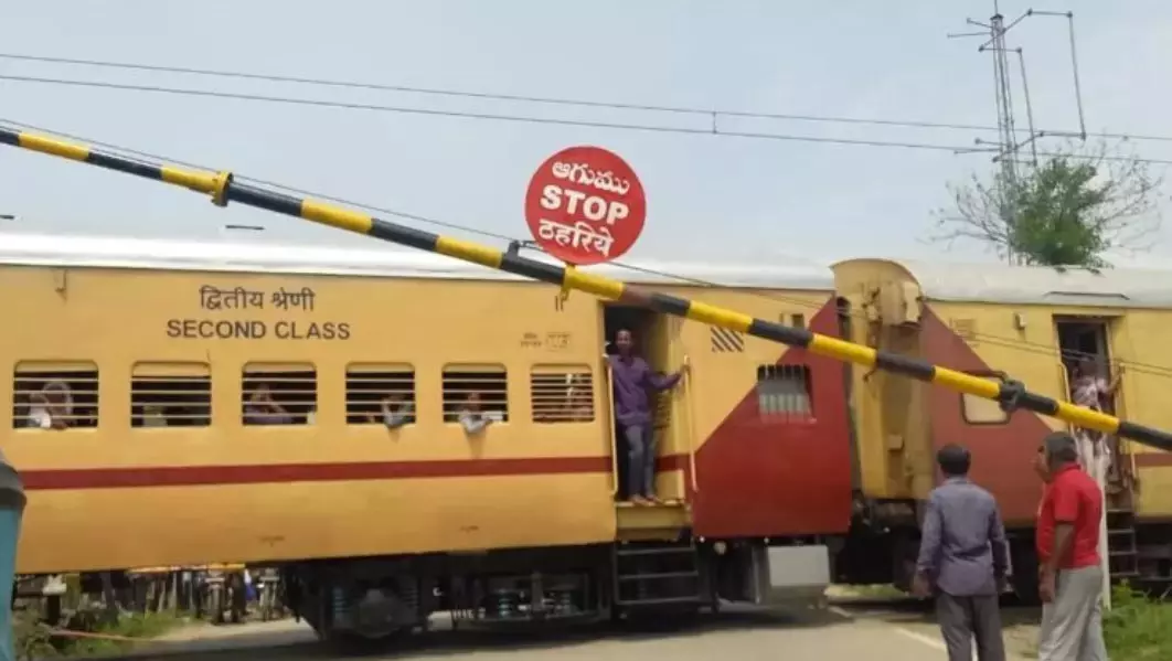 Telangana: माधवनगर में रेलवे फाटक जाम Telangana: माधवनगर में रेलवे फाटक जाम