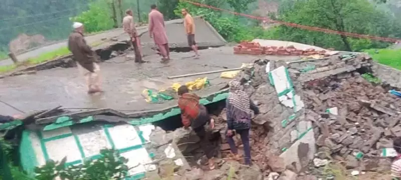 मेंढर के संजियोटे में भारी बारिश ने मचाई तबाही मेंढर के संजियोटे में भारी बारिश ने मचाई तबाही