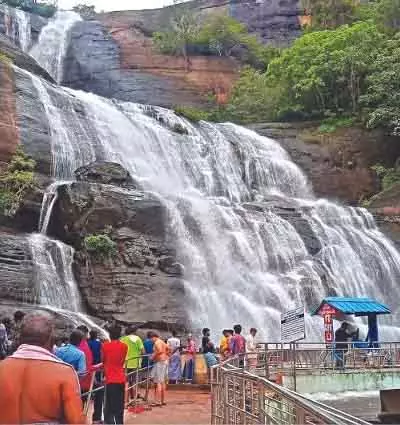 Courtallam झरने में पानी का प्रवाह बढ़ा, मुख्य स्थानों पर स्नान पर प्रतिबंध Courtallam झरने में पानी का प्रवाह बढ़ा, मुख्य स्थानों पर स्नान पर प्रतिबंध