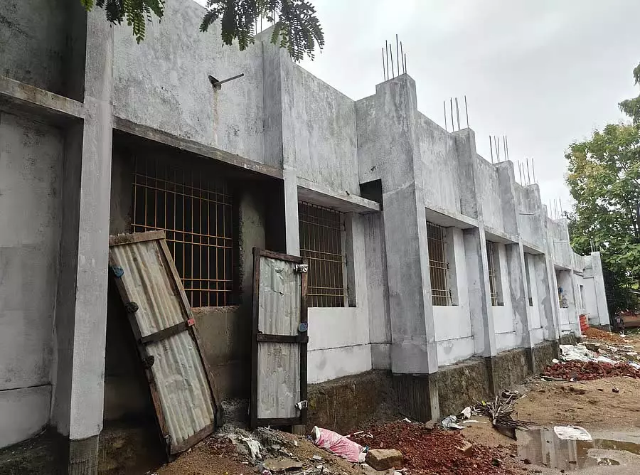 Karwar : विधायक के मॉडल स्कूल को नहीं मिली अपनी छत Karwar : विधायक के मॉडल स्कूल को नहीं मिली अपनी छत