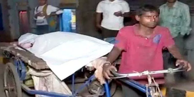 Balasore व्यक्ति अपनी बेटी का शव पोस्टमार्टम के लिए ट्रॉली में ले जा रहा Balasore व्यक्ति अपनी बेटी का शव पोस्टमार्टम के लिए ट्रॉली में ले जा रहा