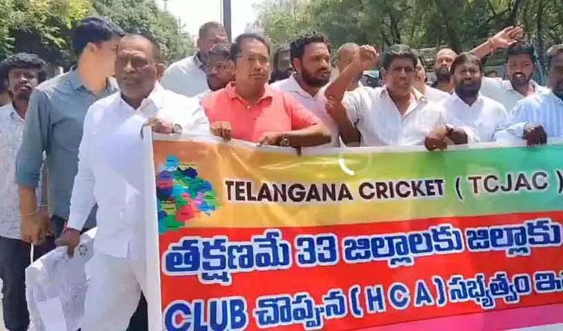 HCA प्रतिनिधित्व को लेकर उप्पल स्टेडियम में विरोध प्रदर्शन, कई लोग हिरासत में लिए गए HCA प्रतिनिधित्व को लेकर उप्पल स्टेडियम में विरोध प्रदर्शन, कई लोग हिरासत में लिए गए