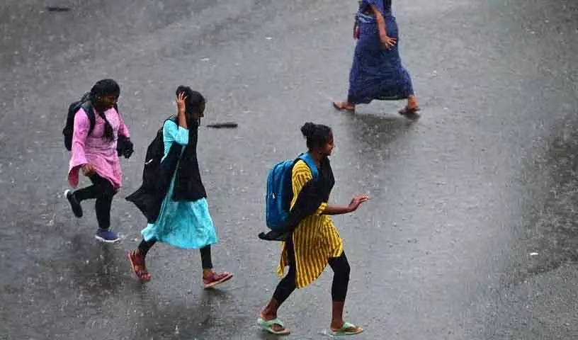 Hyderabad: बारिश की संभावना, कई इलाकों में गरज के साथ छींटे पड़ने की आशंका Hyderabad: बारिश की संभावना, कई इलाकों में गरज के साथ छींटे पड़ने की आशंका