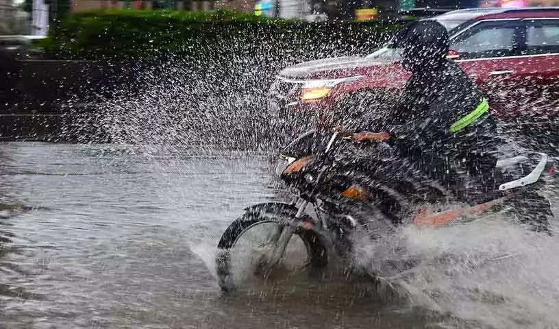 Hyderabad: पुराना शहर जलभराव और ट्रैफिक जाम से जूझ रहा Hyderabad: पुराना शहर जलभराव और ट्रैफिक जाम से जूझ रहा