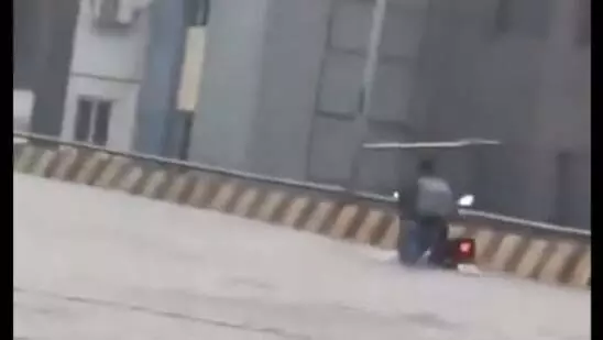 केवल बेंगलुरु पर ही ध्यान क्यों? हैदराबाद की बाढ़ ने उठाए विकास पर सवाल केवल बेंगलुरु पर ही ध्यान क्यों? हैदराबाद की बाढ़ ने उठाए विकास पर सवाल
