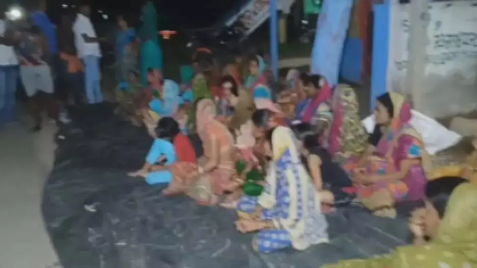 सरकारी शराब दुकान बंद करने की मांग, महिलाओं का भद्रक में विरोध सरकारी शराब दुकान बंद करने की मांग, महिलाओं का भद्रक में विरोध