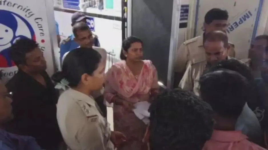 बरहामपुर अस्पताल में प्रसव के बाद महिला व शिशु की मौत, हंगामा बरहामपुर अस्पताल में प्रसव के बाद महिला व शिशु की मौत, हंगामा