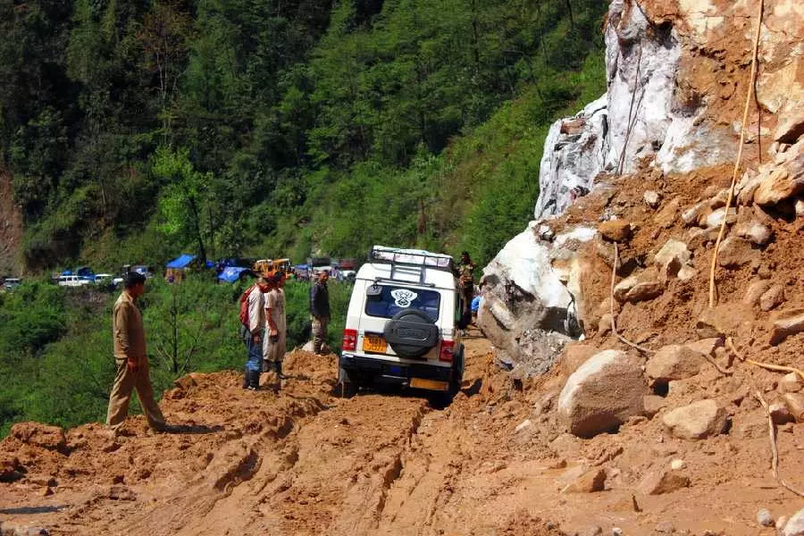 बंगाल के सेवोके और सिक्किम के रंगपो के बीच NH-10 लिंक पर भूस्खलन के बाद यातायात ठप बंगाल के सेवोके और सिक्किम के रंगपो के बीच NH-10 लिंक पर भूस्खलन के बाद यातायात ठप
