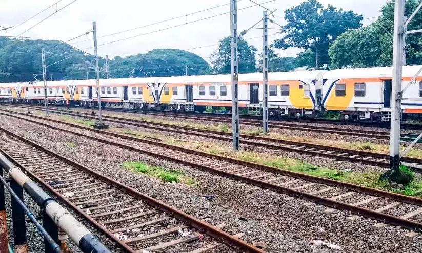 मेमू में अब 16 कोच हैं; मेमू रेक 12 कोचों के साथ पहुंचा मेमू में अब 16 कोच हैं; मेमू रेक 12 कोचों के साथ पहुंचा