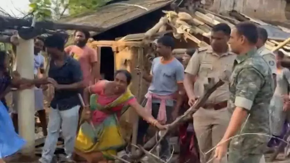 Odisha : युवक की हत्या के बाद आरोपी ने हथियार समेत सरेंडर किया Odisha : युवक की हत्या के बाद आरोपी ने हथियार समेत सरेंडर किया