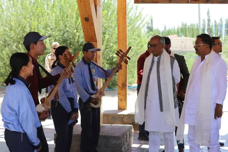 संसदीय समिति ने शिक्षा पहल की समीक्षा के लिए Ladakh के स्कूलों का दौरा किया संसदीय समिति ने शिक्षा पहल की समीक्षा के लिए Ladakh के स्कूलों का दौरा किया