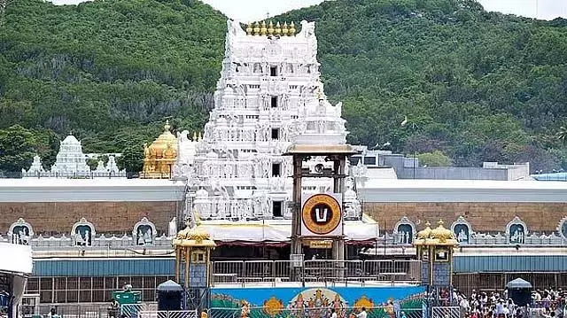 गैर-हिंदू होने के कारण TTD के चार कर्मचारी निलंबित गैर-हिंदू होने के कारण TTD के चार कर्मचारी निलंबित
