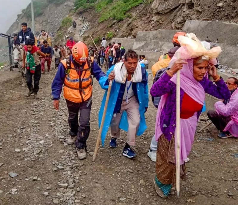 Amarnath यात्रा फिर से शुरू, 7,900 तीर्थयात्रियों का नया जत्था रवाना Amarnath यात्रा फिर से शुरू, 7,900 तीर्थयात्रियों का नया जत्था रवाना