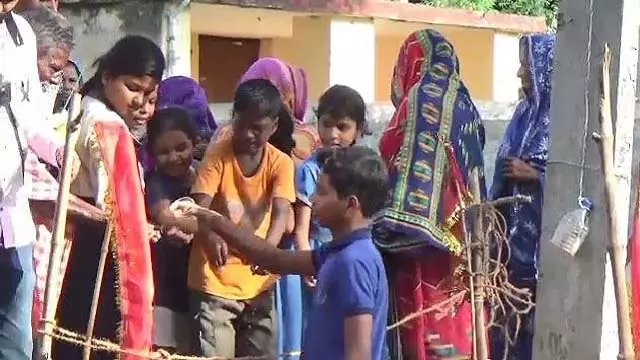 नयागढ़ में जमीन से उभरने लगा गर्म पानी, स्थानीय लोग चौंके नयागढ़ में जमीन से उभरने लगा गर्म पानी, स्थानीय लोग चौंके