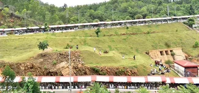 Andhra : तिरुमाला में भक्तों की भीड़ जारी Andhra : तिरुमाला में भक्तों की भीड़ जारी
