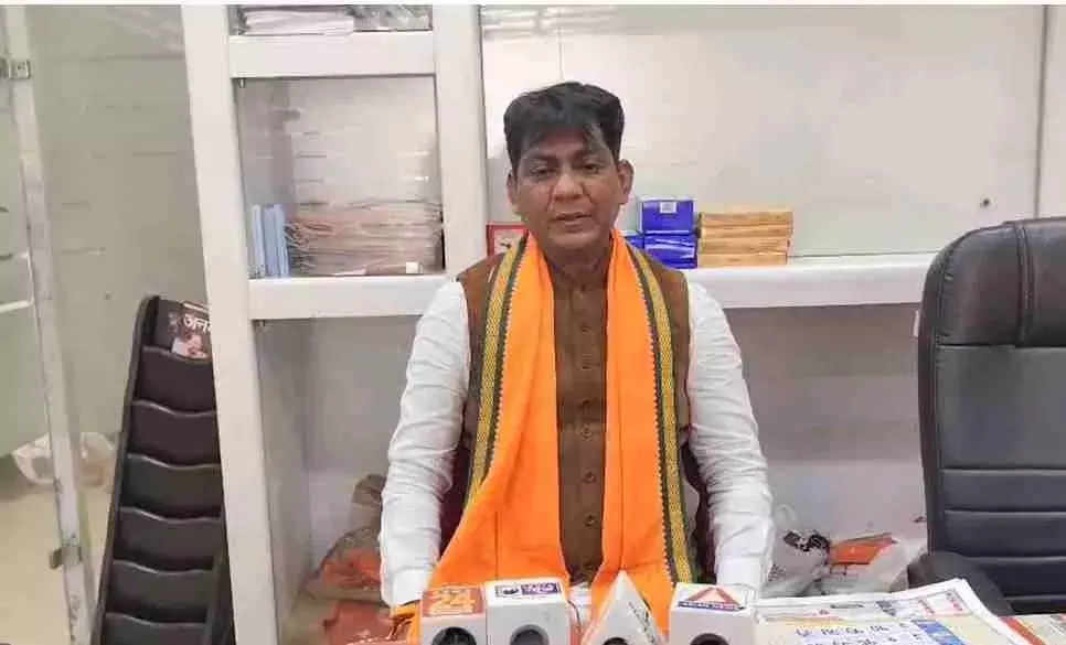 गुमशुदा पोस्टर वायरल होते ही सामने आया विधायक, देने लगा सफाई गुमशुदा पोस्टर वायरल होते ही सामने आया विधायक, देने लगा सफाई
