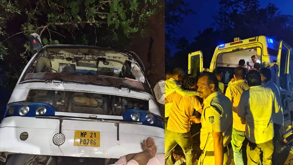 मध्य प्रदेश के सागर में दर्दनाक हादसा: यात्री बस पलटने से 1 की मौत, 17 घायल मध्य प्रदेश के सागर में दर्दनाक हादसा: यात्री बस पलटने से 1 की मौत, 17 घायल
