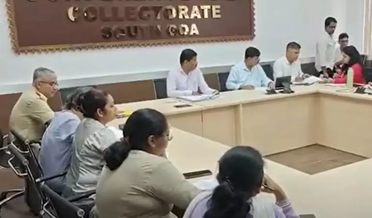 Goa के अधिकारियों ने सुरक्षा बैठक में सड़क खतरों और आवारा पशुओं की चिंताओं को उठाया Goa के अधिकारियों ने सुरक्षा बैठक में सड़क खतरों और आवारा पशुओं की चिंताओं को उठाया