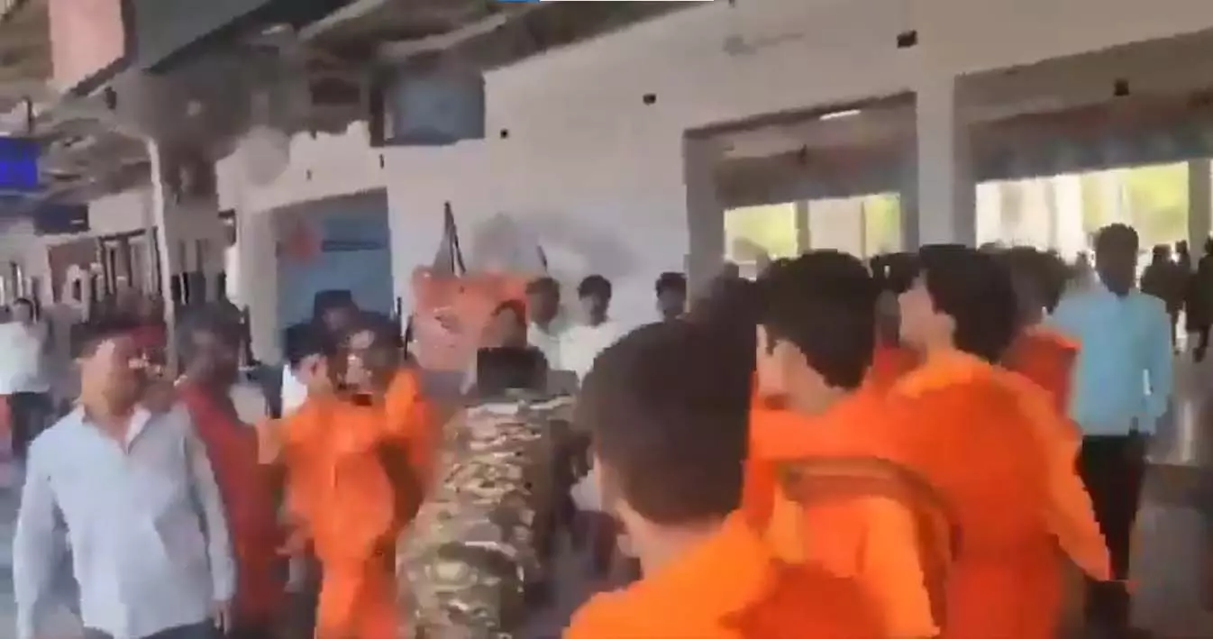 रेलवे स्टेशन पर CRPF जवान से मारपीट, कांवड़ियों पर FIR दर्ज रेलवे स्टेशन पर CRPF जवान से मारपीट, कांवड़ियों पर FIR दर्ज