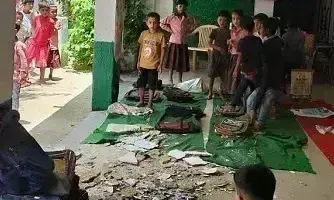 Shamsabad: जर्जर स्कूल भवन में गिरा प्लास्टर, बाल-बाल बचे मासूम Shamsabad: जर्जर स्कूल भवन में गिरा प्लास्टर, बाल-बाल बचे मासूम