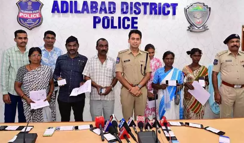 Adilabad पुलिस ने 109 खोए हुए मोबाइल फोन मालिकों को लौटाए Adilabad पुलिस ने 109 खोए हुए मोबाइल फोन मालिकों को लौटाए