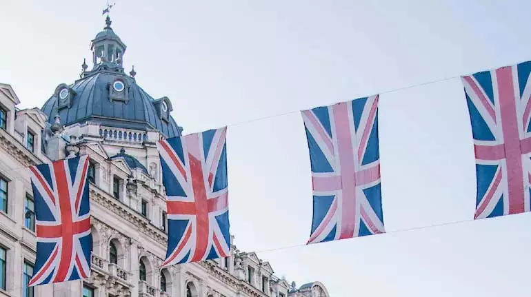 UK में अति-धनवानों पर कर लगाने से धनी लोगों का पलायन और राजकोषीय अनिश्चितता बढ़ी UK में अति-धनवानों पर कर लगाने से धनी लोगों का पलायन और राजकोषीय अनिश्चितता बढ़ी