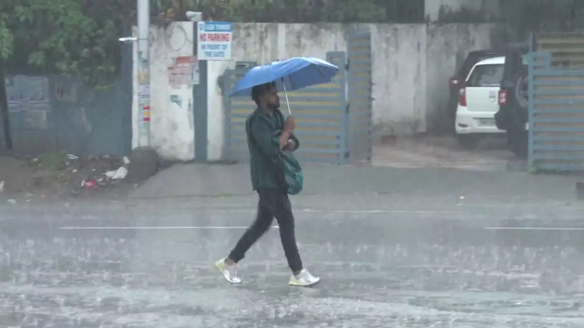 Dehradun: भारी बारिश की आशंका, कुमाऊं में SDRF और राहत टीमें सतर्क Dehradun: भारी बारिश की आशंका, कुमाऊं में SDRF और राहत टीमें सतर्क