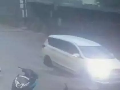 Hyderabad : मूसलाधार बारिश, सीआरपीएफ की दीवार गिरने से बाल-बाल बची कार Hyderabad : मूसलाधार बारिश, सीआरपीएफ की दीवार गिरने से बाल-बाल बची कार
