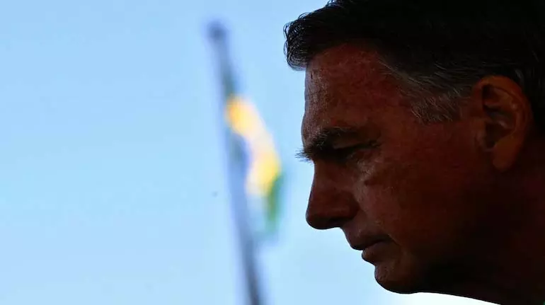 Brazil की शीर्ष अदालत ने पूर्व प्रधानमंत्री बोल्सोनारो को टखने पर मॉनिटर पहनने का आदेश Brazil की शीर्ष अदालत ने पूर्व प्रधानमंत्री बोल्सोनारो को टखने पर मॉनिटर पहनने का आदेश