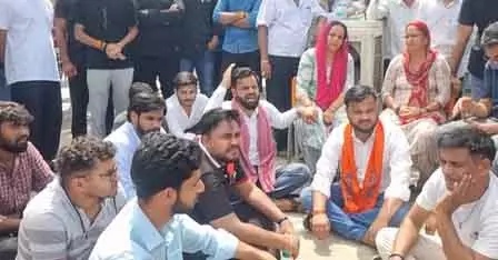 Sharda University आत्महत्या, परिवार और छात्रों ने संकाय के खिलाफ प्रदर्शन किया Sharda University आत्महत्या, परिवार और छात्रों ने संकाय के खिलाफ प्रदर्शन किया