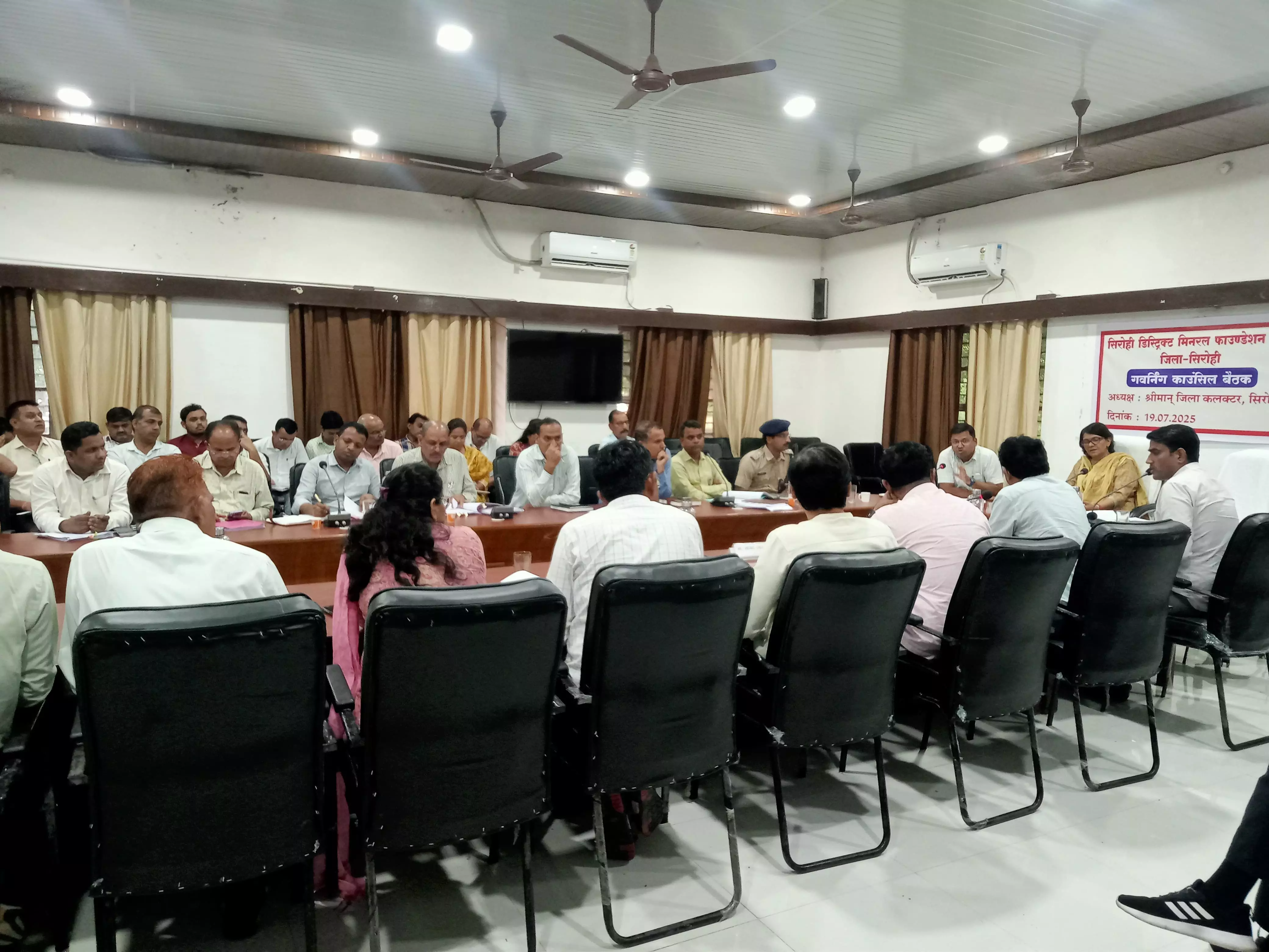 Sirohi: जिला कलेक्टर की अध्यक्षता में आपदा प्रबंधन बैठक, बाढ़ राहत कार्यों की रूपरेखा तय Sirohi: जिला कलेक्टर की अध्यक्षता में आपदा प्रबंधन बैठक, बाढ़ राहत कार्यों की रूपरेखा तय