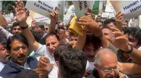 J&K पुलिस ने श्रीनगर में राज्य का दर्जा बहाली के लिए कांग्रेस के मार्च को विफल किया J&K पुलिस ने श्रीनगर में राज्य का दर्जा बहाली के लिए कांग्रेस के मार्च को विफल किया