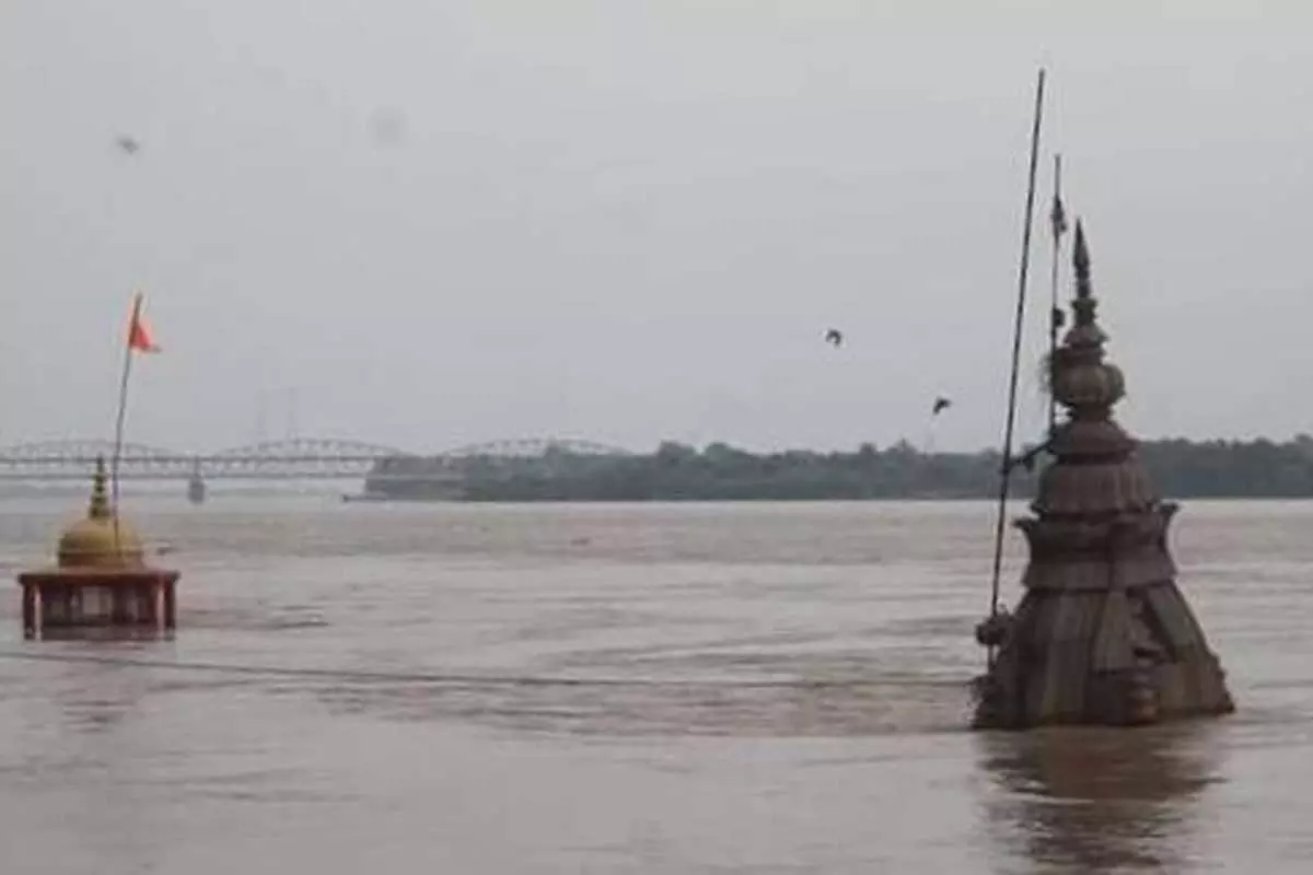 Varanasi: गंगा में उफान, घाट लील गए पानी में Varanasi: गंगा में उफान, घाट लील गए पानी में