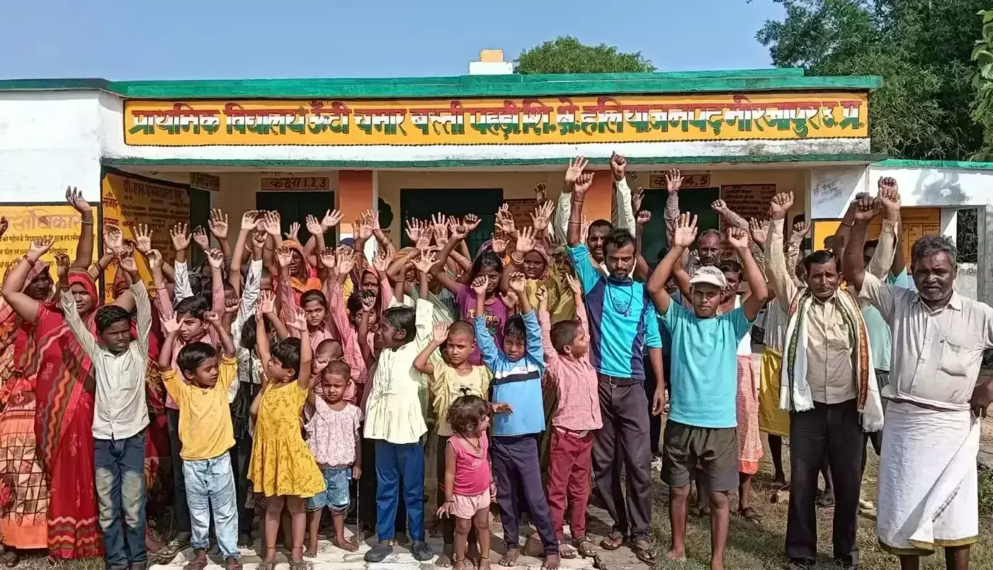 Mirzapur: गांव में स्कूल की बहाली को लेकर ग्रामीणों का हल्ला बोल Mirzapur: गांव में स्कूल की बहाली को लेकर ग्रामीणों का हल्ला बोल