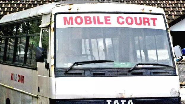Lucknow: मोबाइल कोर्ट ने बढ़ाया न्याय की रफ्तार, 677 केस निस्तारित Lucknow: मोबाइल कोर्ट ने बढ़ाया न्याय की रफ्तार, 677 केस निस्तारित