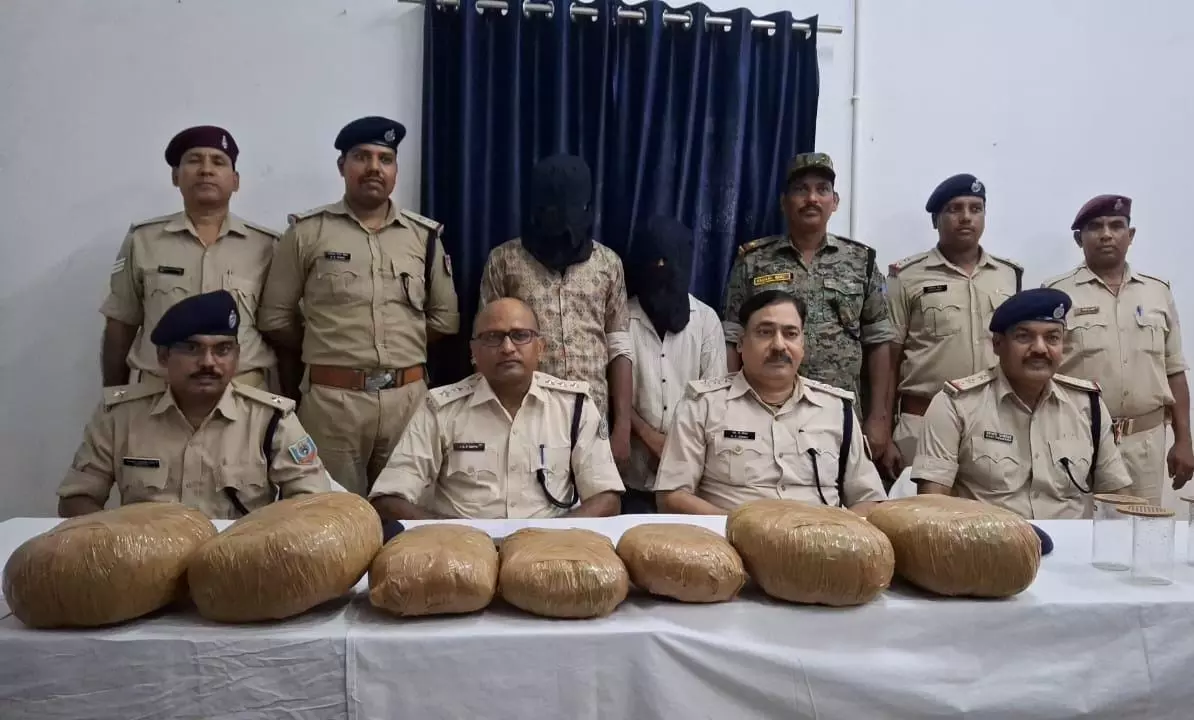 Dhanbad: ट्रेन से 12 किलो गांजा के साथ दो गिरफ्तार Dhanbad: ट्रेन से 12 किलो गांजा के साथ दो गिरफ्तार